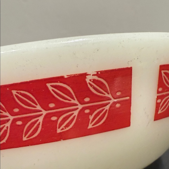 Vintage Pyrex bowl with Autumn Bands Red or Laurel Leaf pattern by Corning 5.5" - Picture 7 of 11